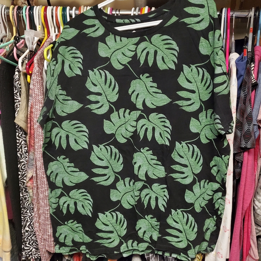 UH leaf print tee- like new